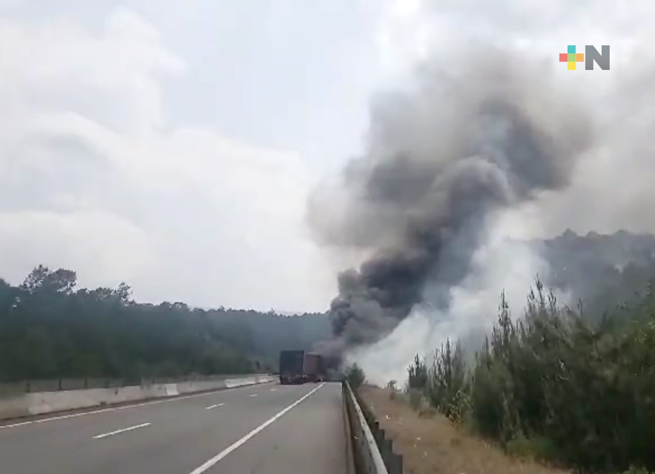 En Las Vigas es atendido incendio vehicular en la autopista